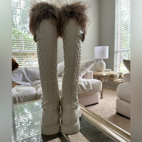 White fur boots. flat boots - Picture 6 of 6